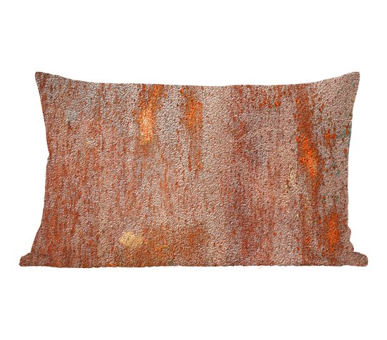 Coussin rectangulaire à texture métallique rouille et patinée.