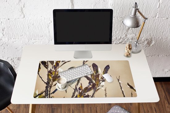 Muismat XXL 100x50 cm - Bureau onderlegger - Bureau mat Vogel tussen een tak met bladeren - Bureaumat - Gaming mousepad xl - Bureaulegger groot - Computer deskmat