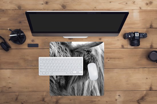 Muismat XXL 40x40 cm - Bureau onderlegger - Bureau mat Schotse Hooglander - Oog - Zwart - Wit - Bureaumat - Gaming mousepad xl - Bureaulegger groot - Computer deskmat