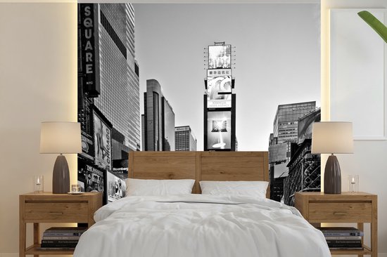 Foto: Behang fotobehang vierkante zwart met witte times square met reclameborden breedte 300 cm x hoogte 300 cm