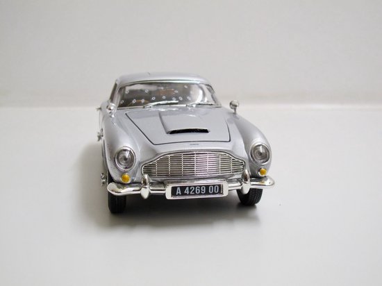 Auto World 1/18 Aston Martin DB5 "James Bond - No Time To Die" - with bulletwholes