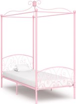Hemelbed met gordjnen n een slaapkamer naast een raam