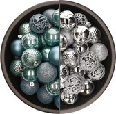 74x stuks kunststof kerstballen mix van zilver en ijsblauw 6 cm - Kerstversiering