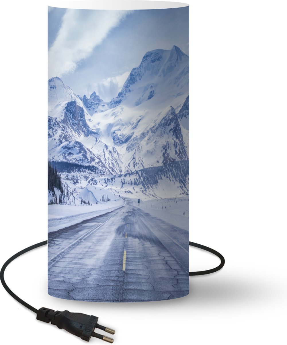 Lamp - Nachtlampje - Tafellamp slaapkamer - Een weg naar de besneeuwde bergen - 54 cm hoog - Ø24.8 cm - Inclusief LED lamp