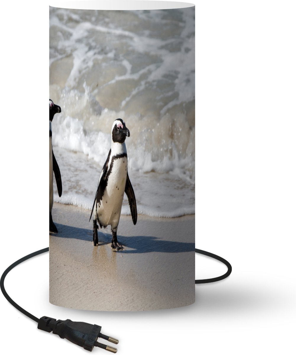 Lamp - Nachtlampje - Tafellamp slaapkamer - Twee Zwartvoetpinguïnen lopen langs de kust - 33 cm hoog - Ø15.9 cm - Inclusief LED lamp