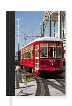 Notitieboek - Schrijfboek - Een rode tram vervoert mensen in New Orleans - Notitieboekje klein - A5 formaat - Schrijfblok