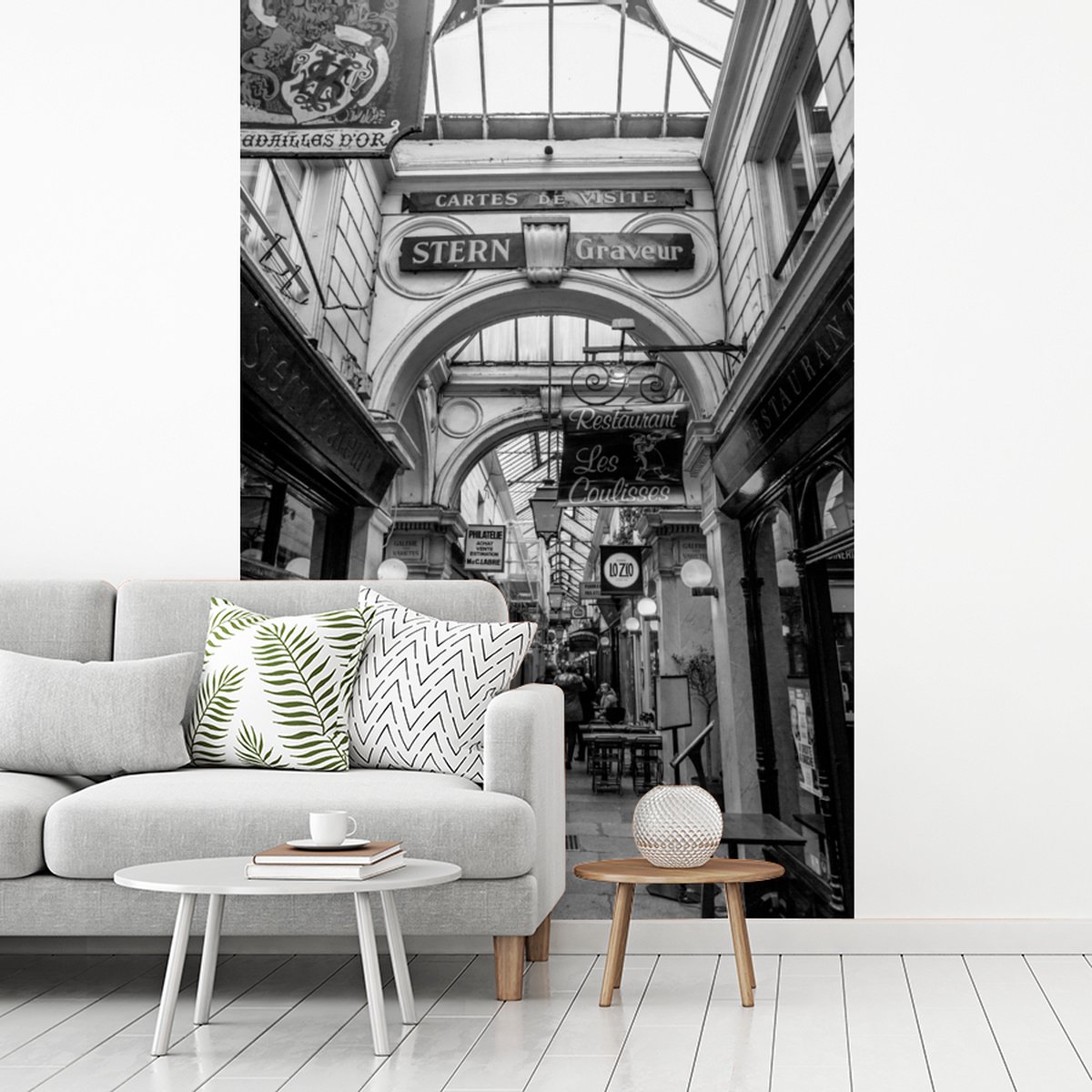 Behang - Fotobehang Smalle gangen in een winkelcentrum van Parijs - zwart wit - Breedte 180 cm x hoogte 280 cm