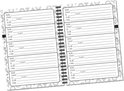 Open adressenboek met op elke pagina adressenlijsten, alfabetisch gesorteerd op de linkerpagina. Grijs patroon op de achtergrond.