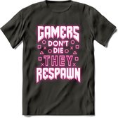 Gamers don't die T-shirt | Neon Roze | Gaming kleding | Grappig game verjaardag cadeau shirt Heren – Dames – Unisex | - Donker Grijs - L