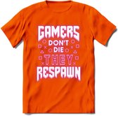 Gamers don't die T-shirt | Neon Roze | Gaming kleding | Grappig game verjaardag cadeau shirt Heren – Dames – Unisex | - Oranje - L