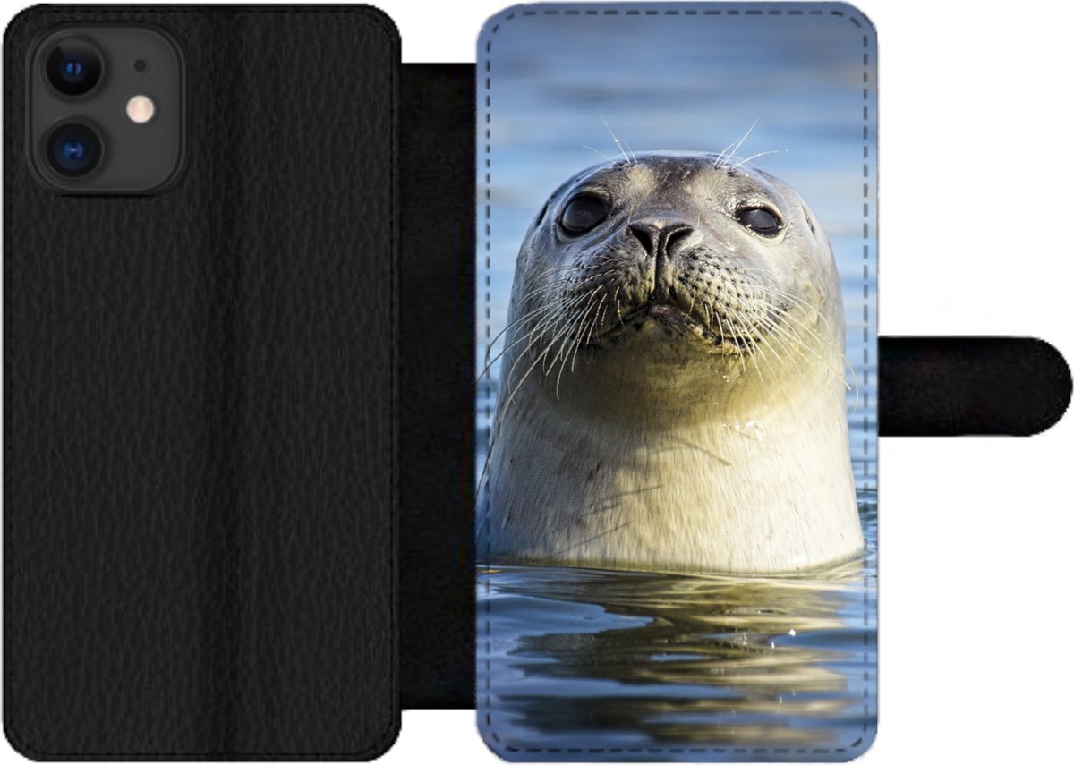 Telefoonhoesje Geschikt voor iPhone 12 Pro Max telefoonhoesje - Zeehond - Portret - Water - Met vakjes - Wallet case met magneetsluiting