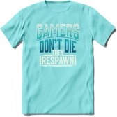 Gamers don't die T-shirt | Blauw | Gaming kleding | Grappig game verjaardag cadeau shirt Heren – Dames – Unisex | - Licht Blauw - XL