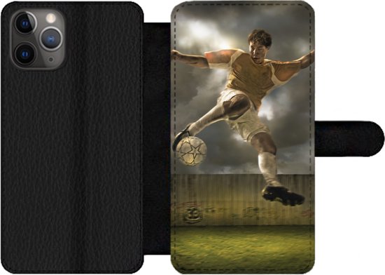 Bookcase Geschikt voor iPhone 11 Pro telefoonhoesje - Een illustratie van een voetballer die tegen de bal schopt - Jongens - Jongetje - Kids - Met vakjes - Wallet case met magneetsluiting