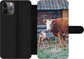 Bookcase Geschikt voor iPhone 11 Pro Max telefoonhoesje - Koe - Schuur - Gras - Kalf - Met vakjes - Wallet case met magneetsluiting
