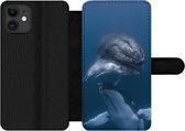 Bookcase Geschikt voor iPhone 11 telefoonhoesje - Walvissen - Zee - Familie - Met vakjes - Wallet case met magneetsluiting