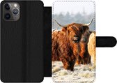 Bookcase Geschikt voor iPhone 11 Pro telefoonhoesje - Schotse Hooglanders - Sneeuw - Bos - Met vakjes - Wallet case met magneetsluiting