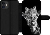 Bookcase Geschikt voor iPhone 11 telefoonhoesje - Giraffe tegen zwarte achtergrond in zwart-wit - Met vakjes - Wallet case met magneetsluiting