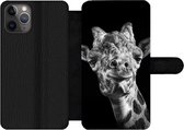 Bookcase Geschikt voor iPhone 11 Pro Max telefoonhoesje - Giraffe tegen zwarte achtergrond in zwart-wit - Met vakjes - Wallet case met magneetsluiting