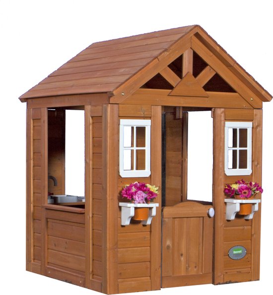 Houten speelhuis met oranje dak, witte ramen, bloempotten en deur.