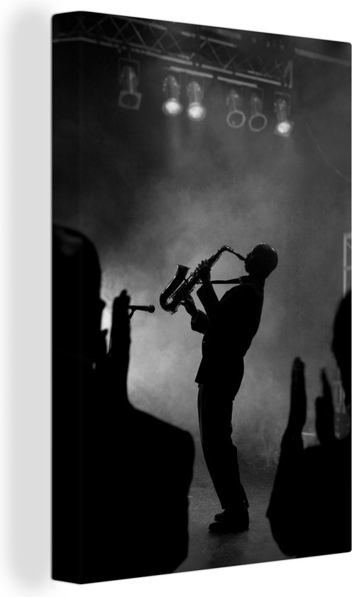 Canvas Schilderij Muzikant speelt saxofoon op het podium - zwart wit - 80x120 cm - Wanddecoratie