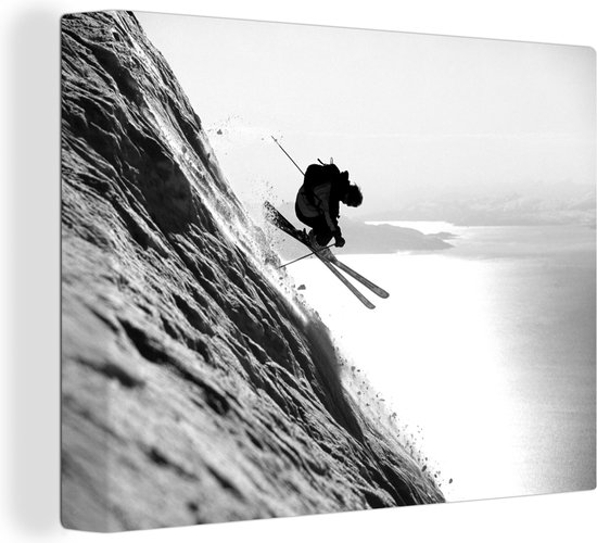Canvas Schilderij Een man is off-piste aan het skiën in Noorwegen - zwart wit - 40x30 cm - Wanddecoratie