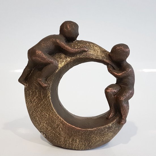 Geert Kunen / Skulptuur / Beeld / Jongens op cirkel - Bruin / goud - 7 x 16 x 17 cm hoog.