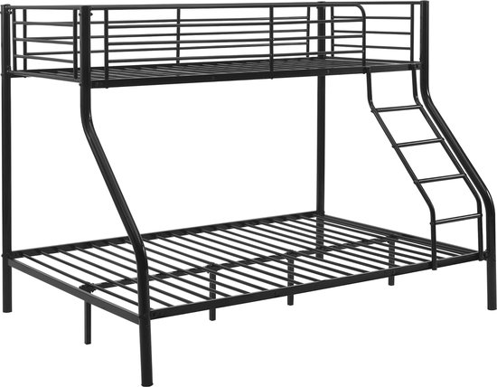 Zwart metalen stapelbed met ladder. Het onderste bed is breder dan het bovenste bed.