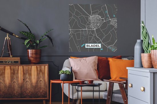 Grijze muursticker met stadskaart van Bladel, Nederland, met witte en blauwe lijnen, boven een bank in een woonkamer.