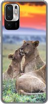 Geschikt voor Xiaomi Redmi Note 10 5G hoesje - Leeuwen tijdens zonsopkomst - Siliconen Telefoonhoesje