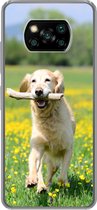 Geschikt voor Xiaomi Poco X3 Pro hoesje - Golden Retriever met een tak in de mond tussen de gele bloemen - Siliconen Telefoonhoesje