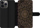 Bookcase Geschikt voor iPhone 13 Pro telefoonhoesje - Gouden patroon op een zwarte achtergrond - Met vakjes - Wallet case met magneetsluiting
