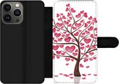 Bookcase Geschikt voor iPhone 13 Pro Max telefoonhoesje - Een illustratie van een boom met hartjes - Met vakjes - Wallet case met magneetsluiting