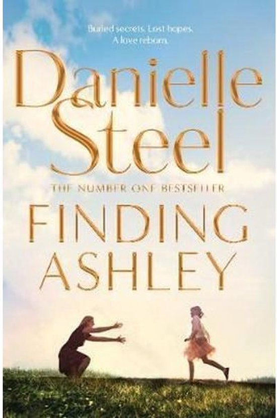 Boekcover van 'Finding Ashley' van Danielle Steel. Twee vrouwen op een heuvel, die naar elkaar toe rennen. De lucht is blauw met wolken.