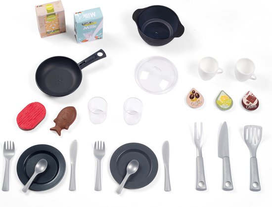 Overzicht van speelgoedkeukenaccessoires: twee borden met bestek, mokken, een pan, glazen, een koekenpan en diverse voedingsmiddelen, zoals melkpakken, een rode burger en een vis.