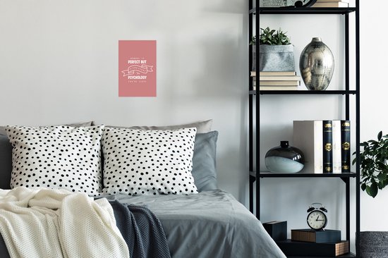 Poster 'Nobody is perfect but if you study psychology you're close' op roze achtergrond, boven een bed.
