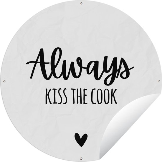 Tuincirkel Quotes - Wit - Koken - Hartje - Always kiss the cook - Spreuken - 60x60 cm - Ronde Tuinposter - Buiten