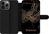 Bookcase Geschikt voor iPhone 13 Pro telefoonhoesje - Bordeaux - Kaart - Goud - Met vakjes - Wallet case met magneetsluiting