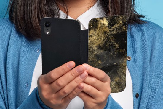 Telefoonhoesje Geschikt voor iPhone XR telefoonhoesje - Gold - Luxe - Vintage - Zwart - Met vakjes - Wallet case met magneetsluiting
