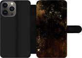 Bookcase Geschikt voor iPhone 13 Pro Max telefoonhoesje - Goud - Luxe - Zwart - Met vakjes - Wallet case met magneetsluiting
