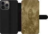 Bookcase Geschikt voor iPhone 13 Pro telefoonhoesje - Goud - Glitter - Structuur - Met vakjes - Wallet case met magneetsluiting