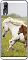 Geschikt voor Huawei P20 hoesje - Paarden - Dieren - Gras - Siliconen Telefoonhoesje