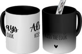 Magische Mok - Foto op Warmte Mokken - Koffiemok - Quote - Kok - Koken - Hartje - Always kiss the cook - Tekst - Magic Mok - Beker - 350 ML - Theemok - Mok met tekst