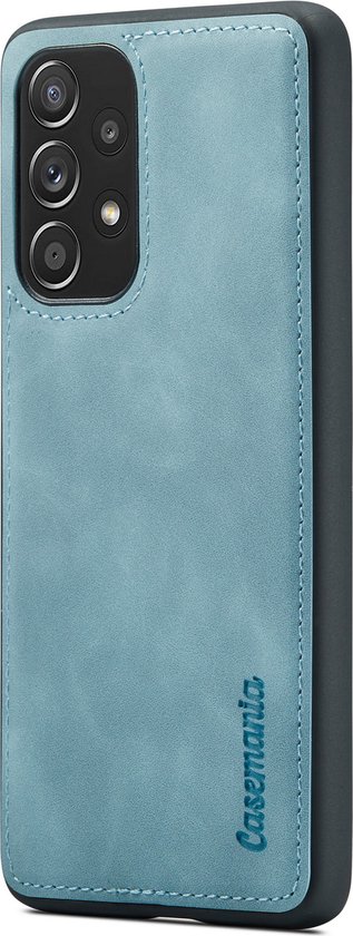 Aqua blauw Casemania telefoonhoesje met gestikt patroon, logo en cameralensopening.