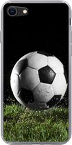Geschikt voor iPhone 8 hoesje - Voetbal in het gras - Siliconen Telefoonhoesje