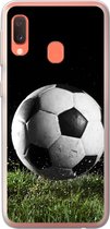 Geschikt voor Samsung Galaxy A20e hoesje - Voetbal in het gras - Siliconen Telefoonhoesje