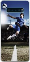 Geschikt voor Samsung Galaxy S10 Lite hoesje - Voetballer doet een volley - Siliconen Telefoonhoesje