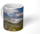 Mok - De Aletschgletsjer in Zwitserland met groene bergtop en blauwe lucht - 350 ML - Beker - Uitdeelcadeautjes