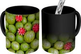 Magische Mok - Foto op Warmte Mok - Groene buitenkant van de guave en kleuren van het vruchtvlees - 350 ML - Uitdeelcadeautjes