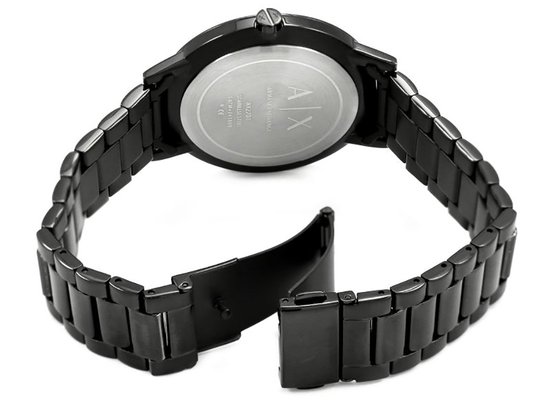 Zicht op de gesp en band van een zwart Armani Exchange herenhorloge.