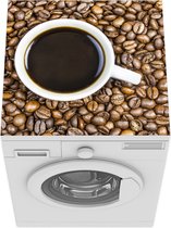 Wasmachine beschermer mat - Een kopje koffie wordt omringd met een berg koffiebonen - Breedte 60 cm x hoogte 60 cm